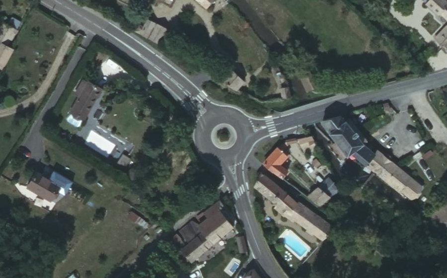 Vue aérienne du Rond-point anonyme n°131264285