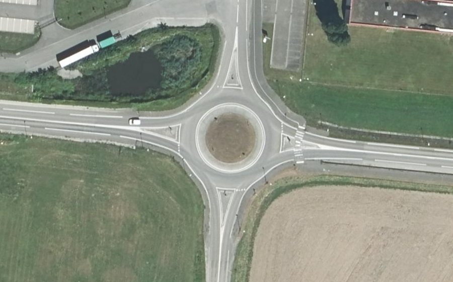 Vue aérienne du Rond-point anonyme n°131286156