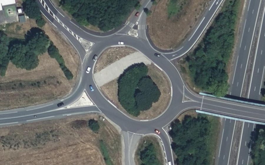 Vue aérienne du Rond-point anonyme n°131319663