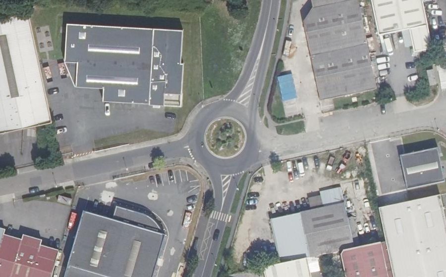 Vue aérienne du Rond-point anonyme n°131330703
