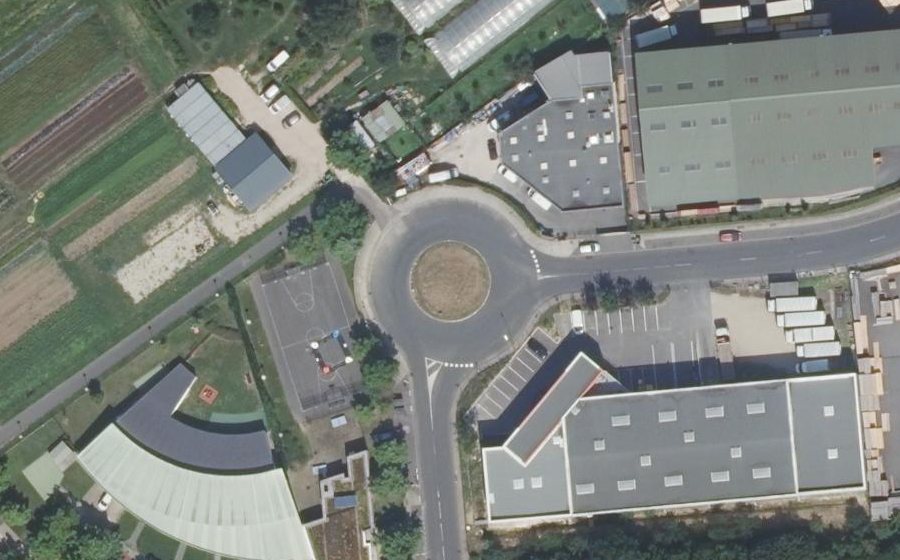 Vue aérienne du Rond-point anonyme n°131330704