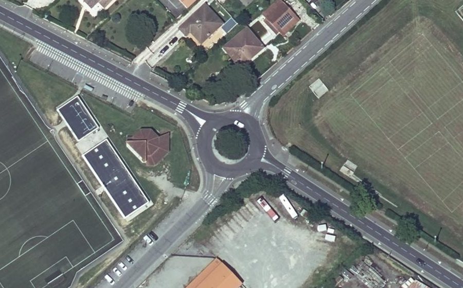 Vue aérienne du Rond-point anonyme n°131336161