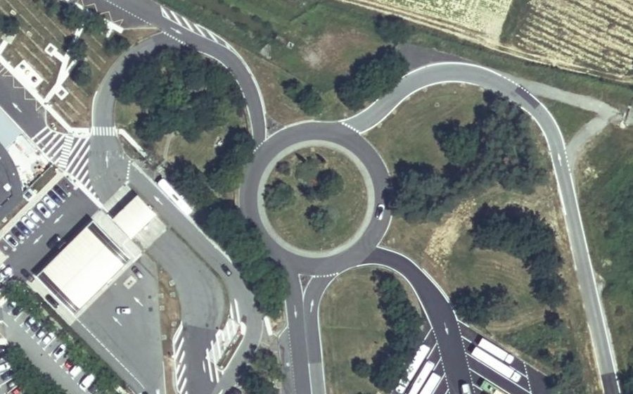 Vue aérienne du Rond-point anonyme n°131344886
