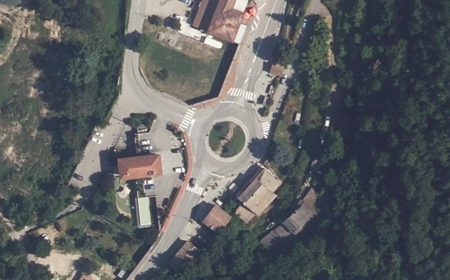 Vue aérienne du Rond-point anonyme n°131361739