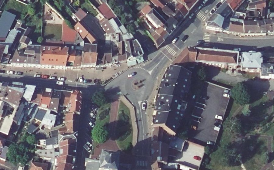 Vue aérienne du Rond-point anonyme n°131387397