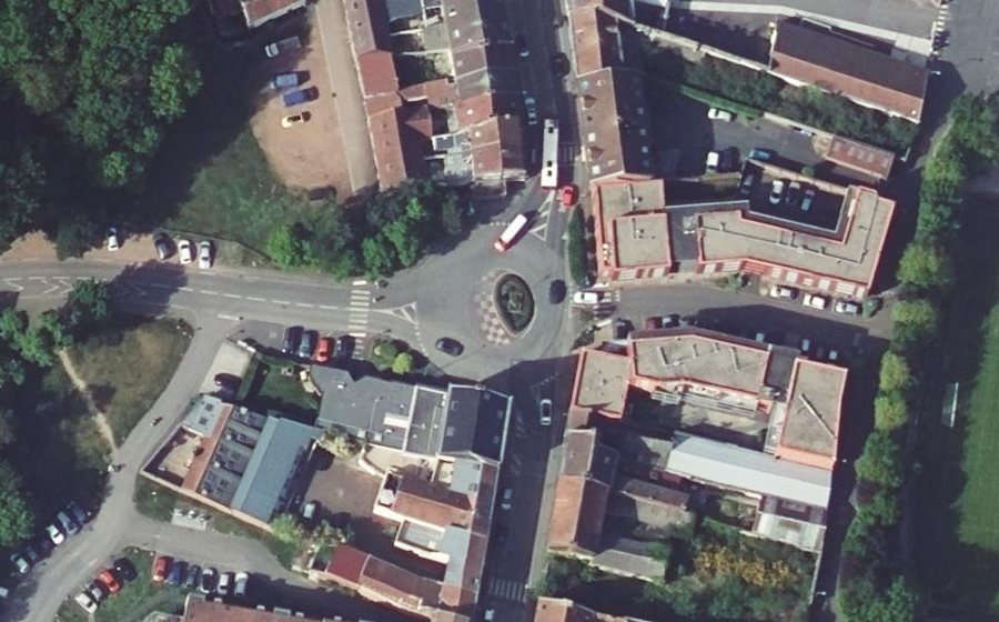 Vue aérienne du Rond-point anonyme n°131387398