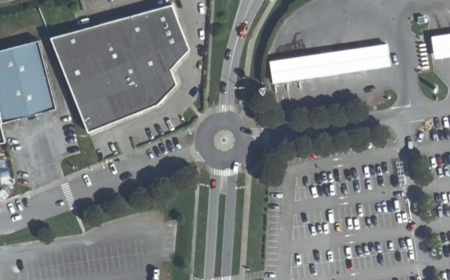 Vue aérienne du Rond-point anonyme n°131396072