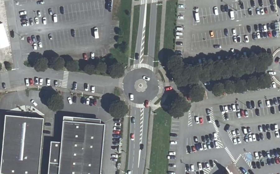 Vue aérienne du Rond-point anonyme n°131396075