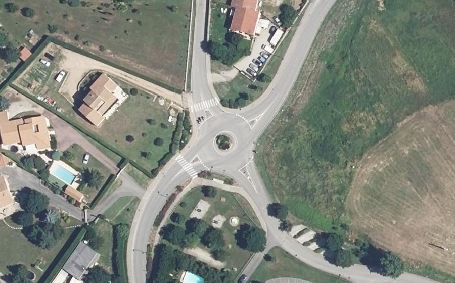 Vue aérienne du Rond-point anonyme n°131477478