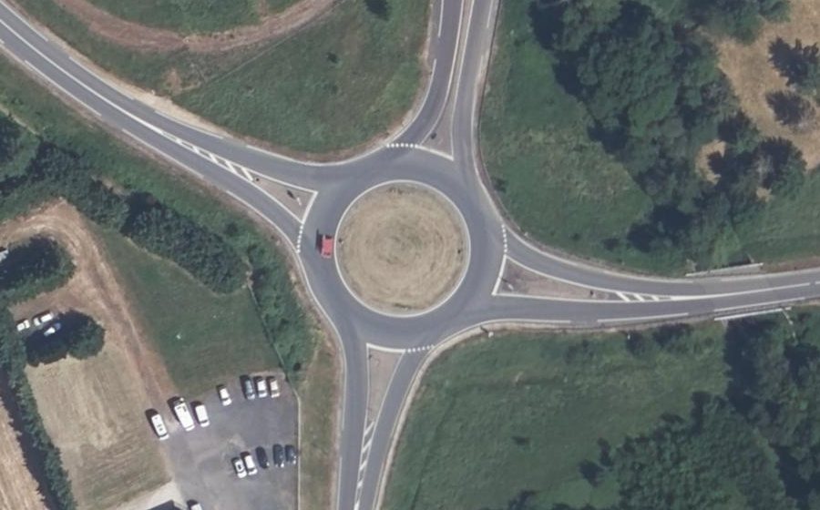 Vue aérienne du Rond-point anonyme n°131480641