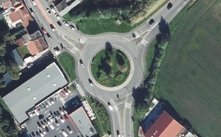 Vue aérienne du Rond-point anonyme n°131485671