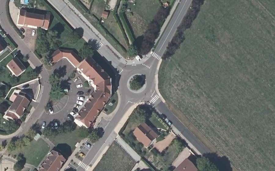 Vue aérienne du Rond-point anonyme n°131486203