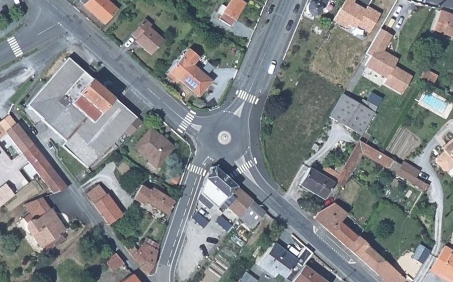 Vue aérienne du Rond-point anonyme n°131497998