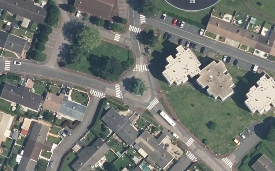 Vue aérienne du Rond-point anonyme n°131519352