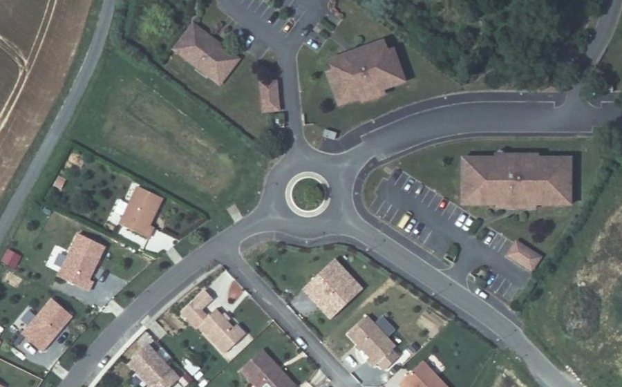 Vue aérienne du Rond-point anonyme n°131542232