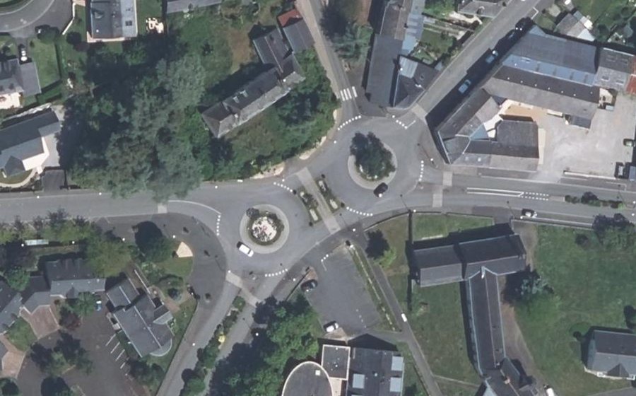 Vue aérienne du Rond-point anonyme n°131546313