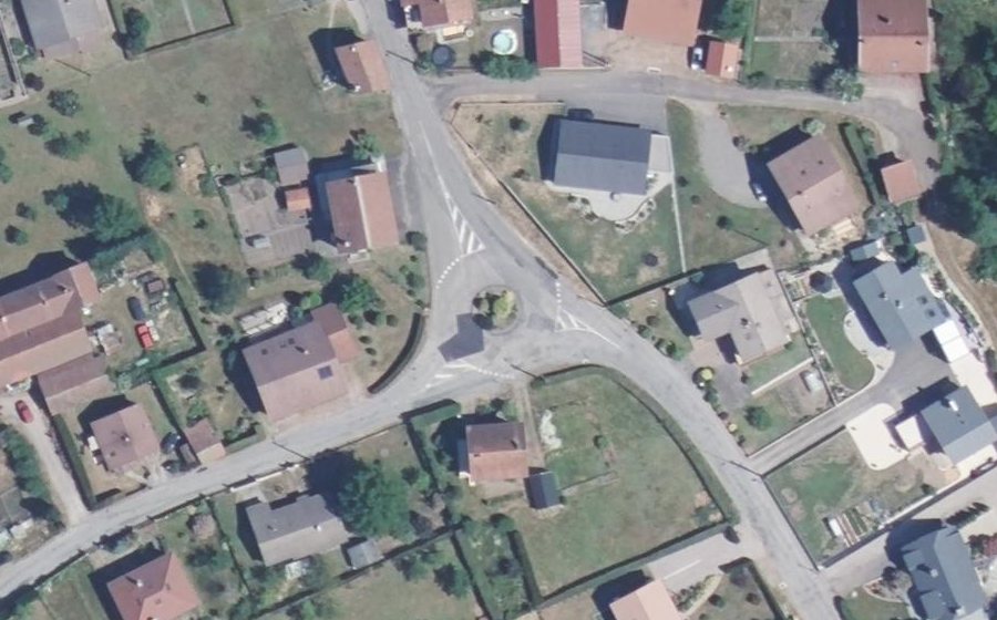Vue aérienne du Rond-point anonyme n°131556672