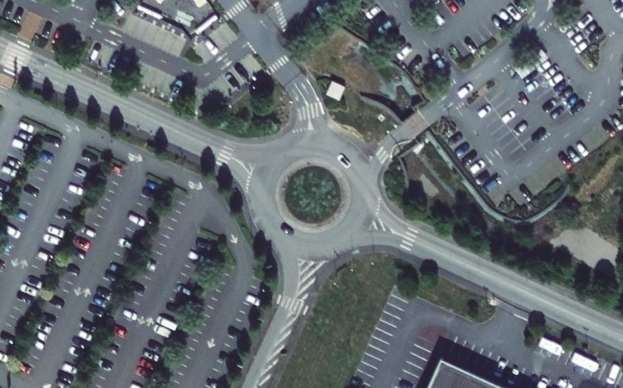 Vue aérienne du Rond-point anonyme n°131593765