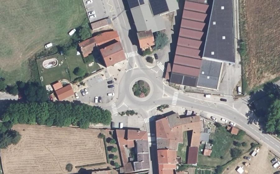 Vue aérienne du Rond-point anonyme n°131595646
