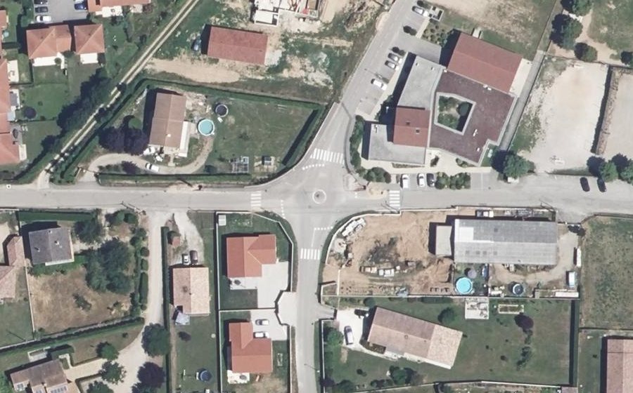 Vue aérienne du Rond-point anonyme n°131595673