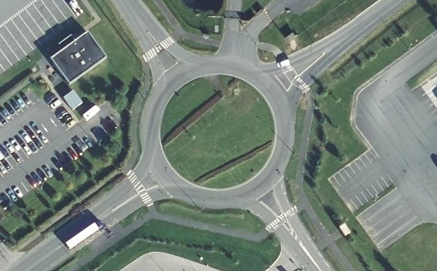 Vue aérienne du Rond-point anonyme n°131596047