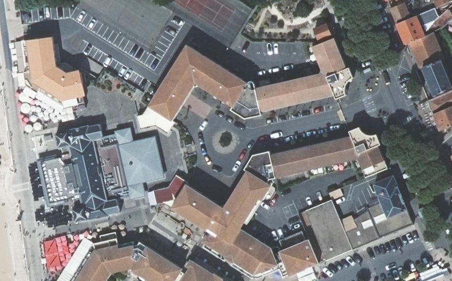 Vue aérienne du Rond-point anonyme n°131602194