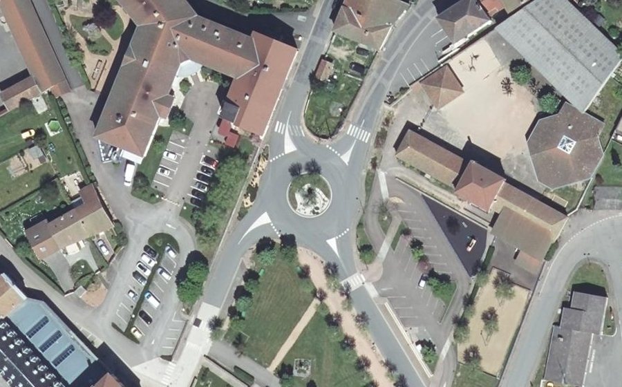 Vue aérienne du Rond-point anonyme n°131607206