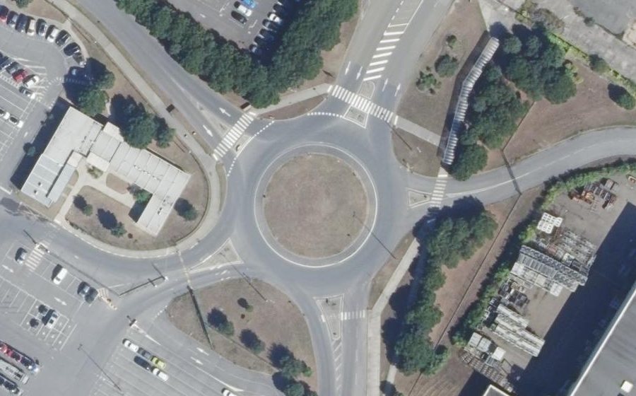 Vue aérienne du Rond-point anonyme n°131607817