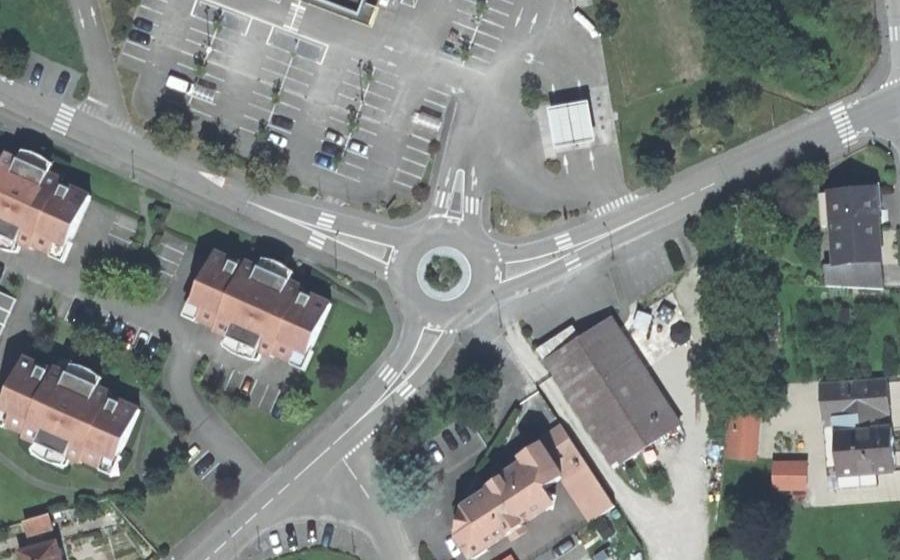 Vue aérienne du Rond-point anonyme n°131615406