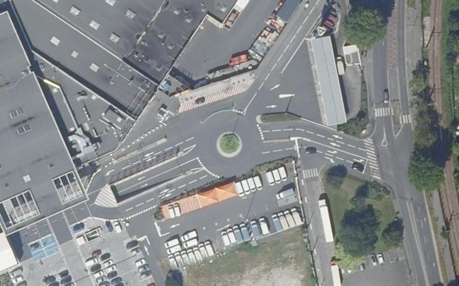 Vue aérienne du Rond-point anonyme n°1316331747
