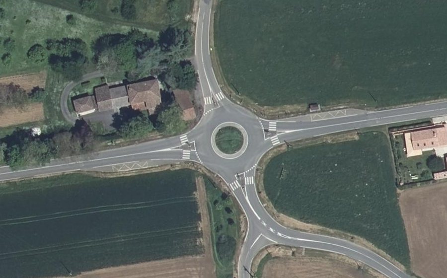Vue aérienne du Rond-point anonyme n°1316494041