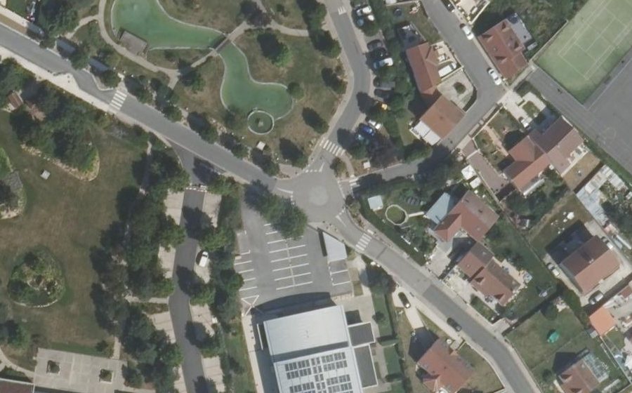 Vue aérienne du Rond-point anonyme n°131665932