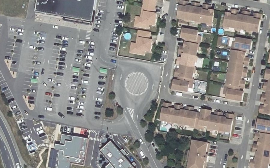 Vue aérienne du Rond-point anonyme n°1316744562