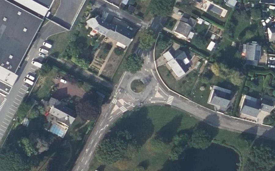 Vue aérienne du Rond-point anonyme n°1316879462