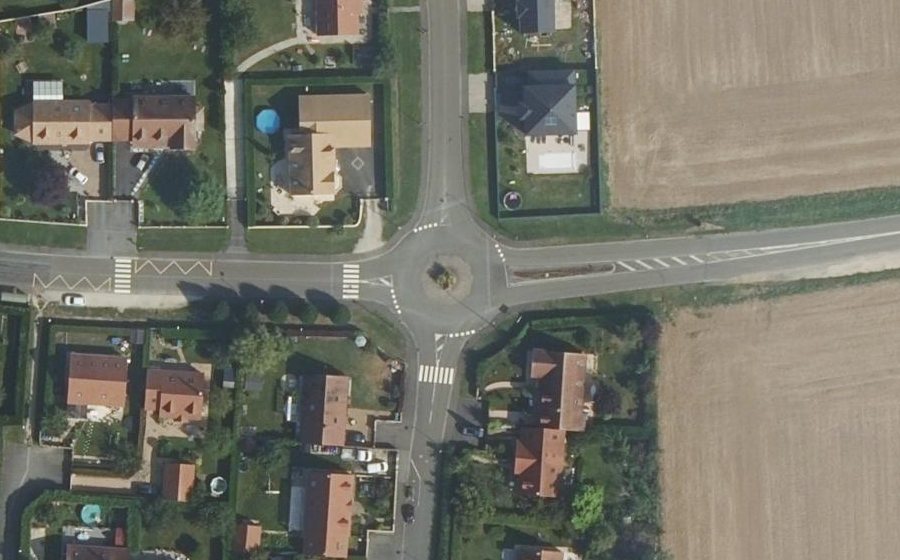 Vue aérienne du Rond-point anonyme n°131694654
