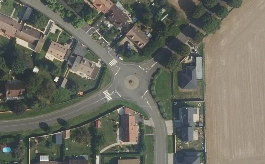 Vue aérienne du Rond-point anonyme n°131694655