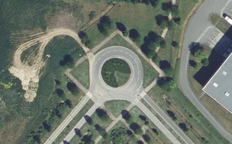 Vue aérienne du Rond-point anonyme n°131711604