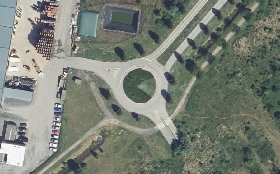 Vue aérienne du Rond-point anonyme n°131711608