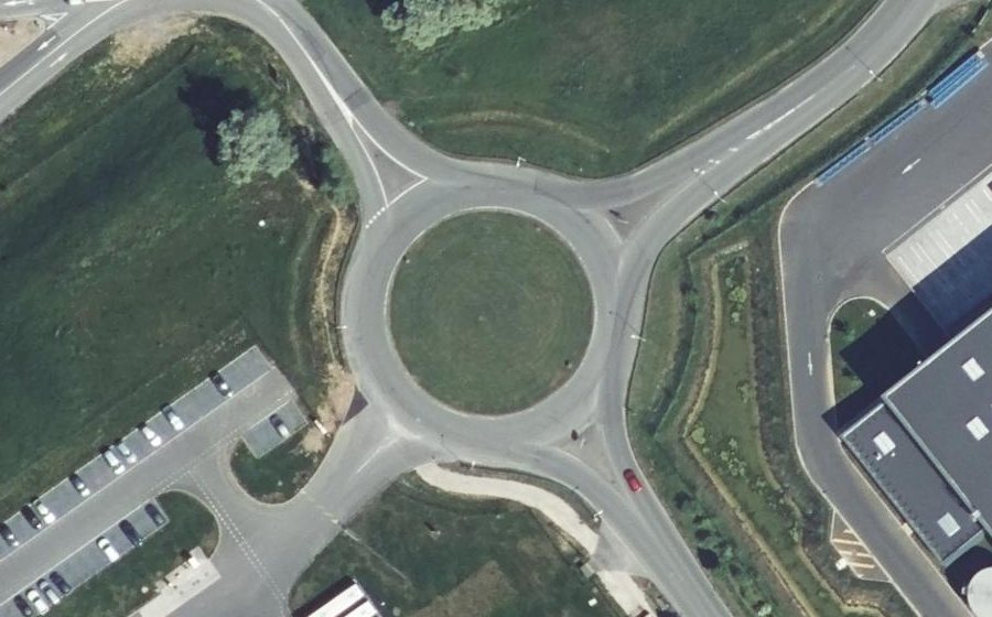 Vue aérienne du Rond-point anonyme n°131711609