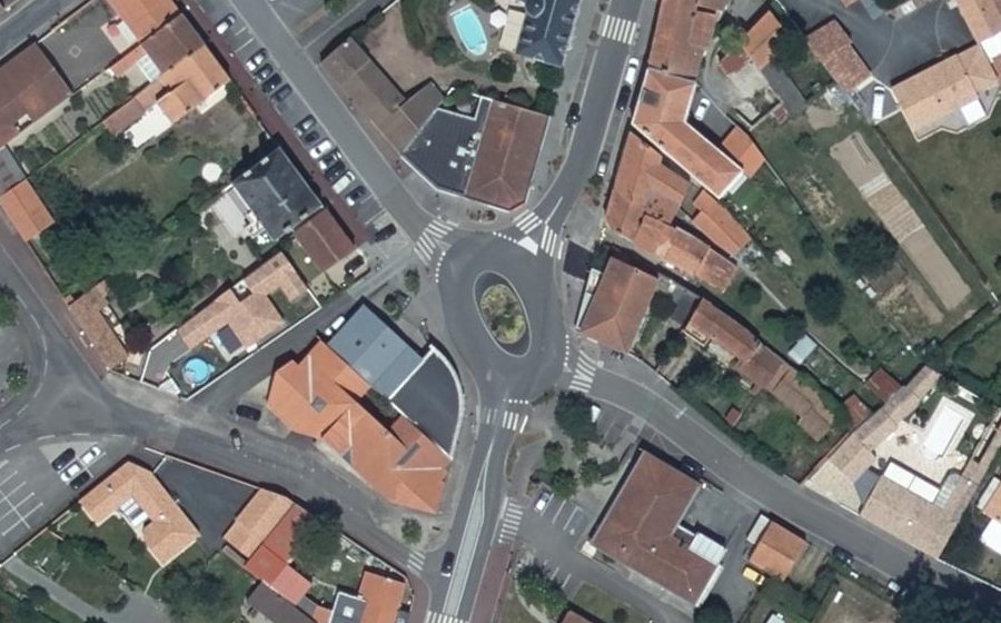 Vue aérienne du Rond-point anonyme n°131727117
