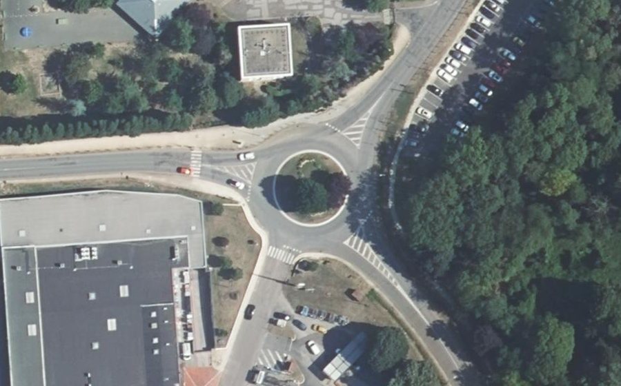 Vue aérienne du Rond-point anonyme n°131730386