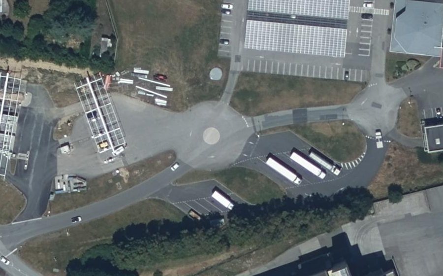Vue aérienne du Rond-point anonyme n°131733910