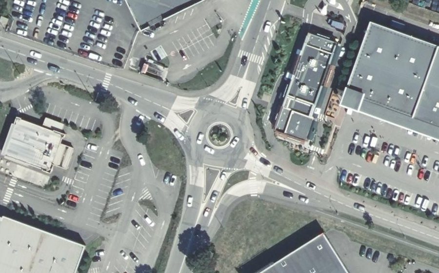 Vue aérienne du Rond-point anonyme n°131765240