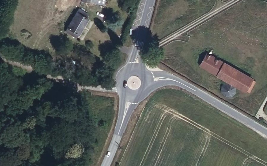 Vue aérienne du Rond-point anonyme n°1317824944