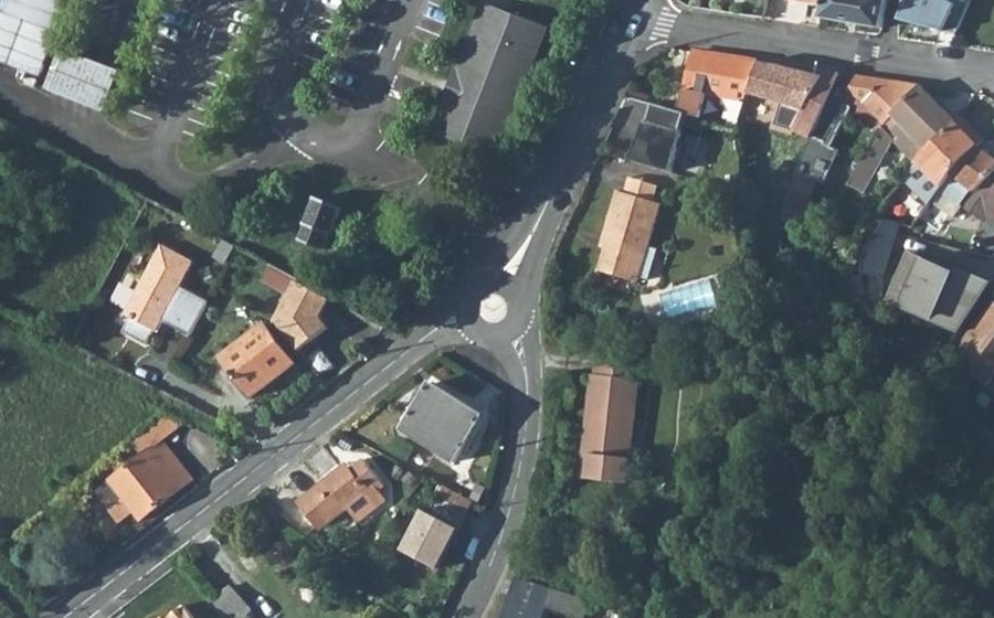 Vue aérienne du Rond-point anonyme n°1318343636