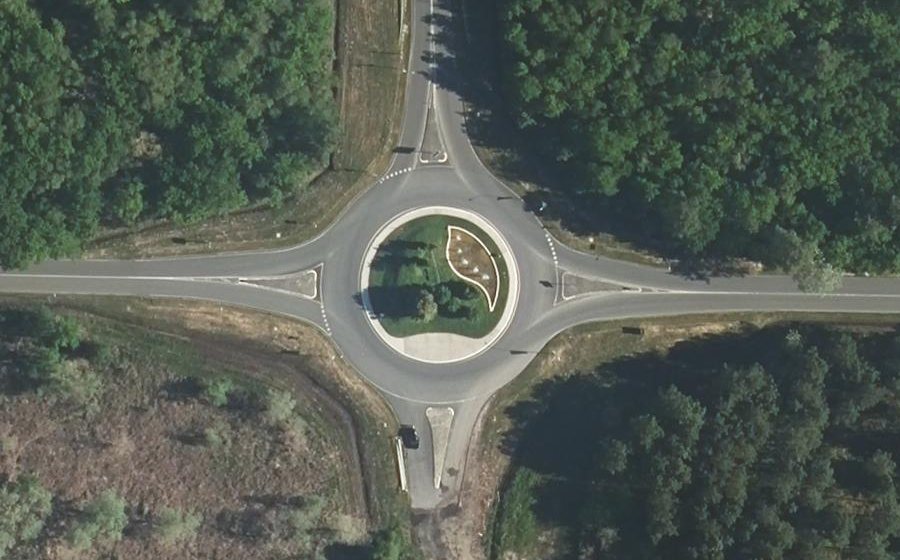 Vue aérienne du Rond-point anonyme n°131892286