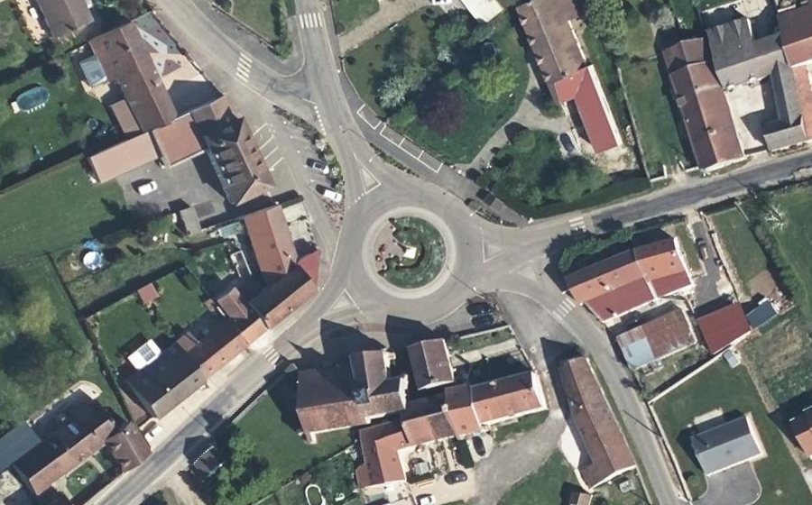 Vue aérienne du Rond-point anonyme n°131909628