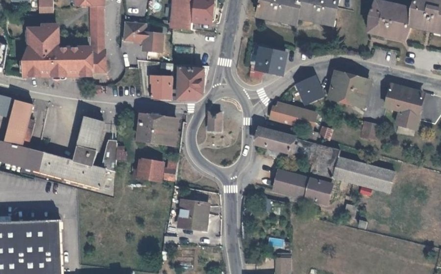 Vue aérienne du Rond-point anonyme n°131915683