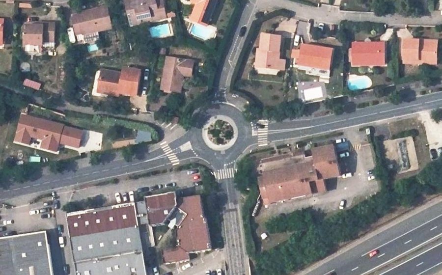 Vue aérienne du Rond-point anonyme n°131945151