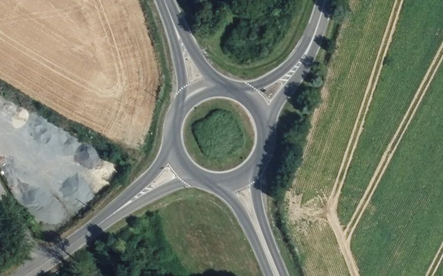 Vue aérienne du Rond-point anonyme n°131968952